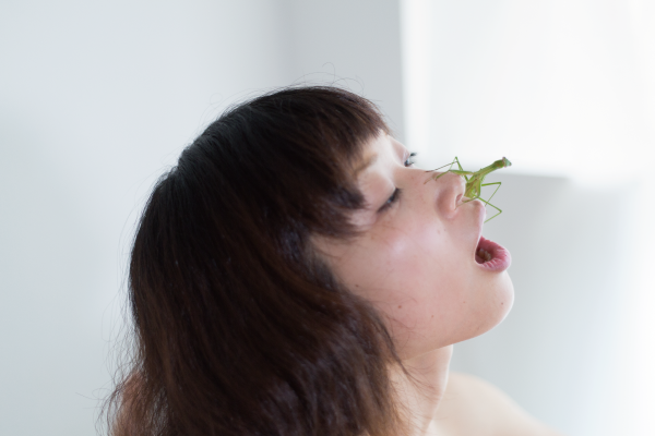 “ Praying Mantis and Playing Us ” − 祈る預言者、躍る体現者 − 待夜由衣子 写真展