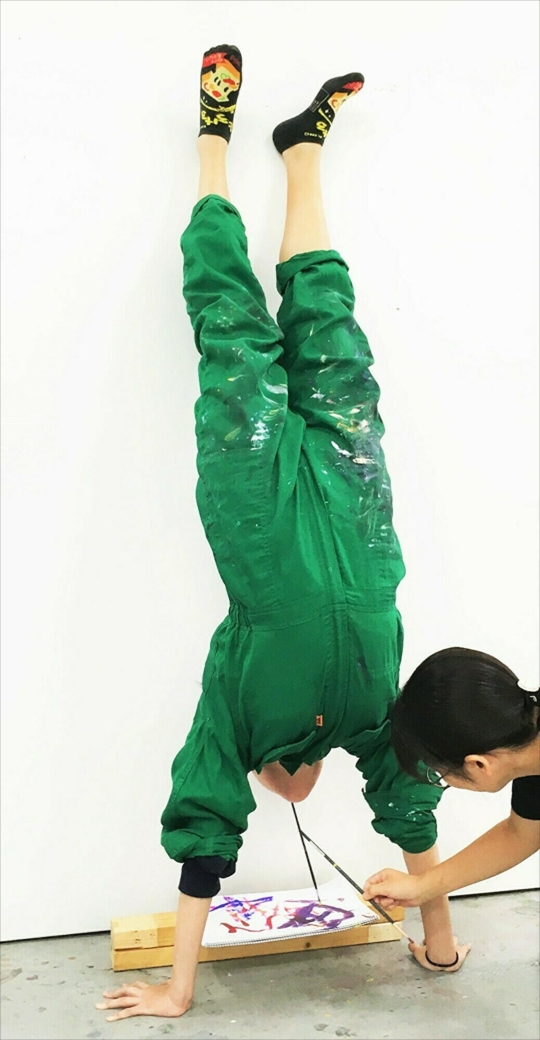 SHIMONAKA MONAKA solo exhibition “Handstand drawing”